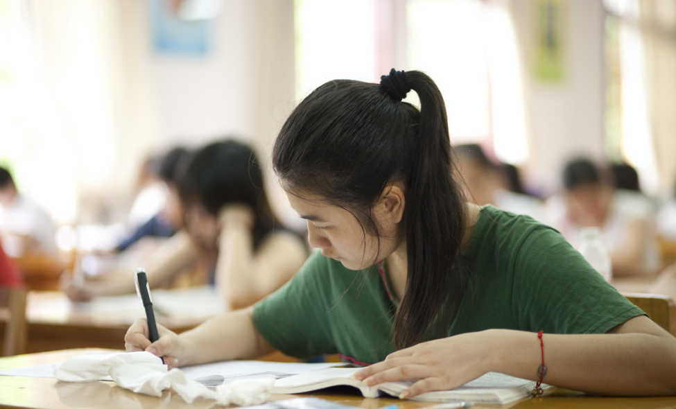 普通家庭供一名大学生，4年要花多少钱？算出来有些“吓人”