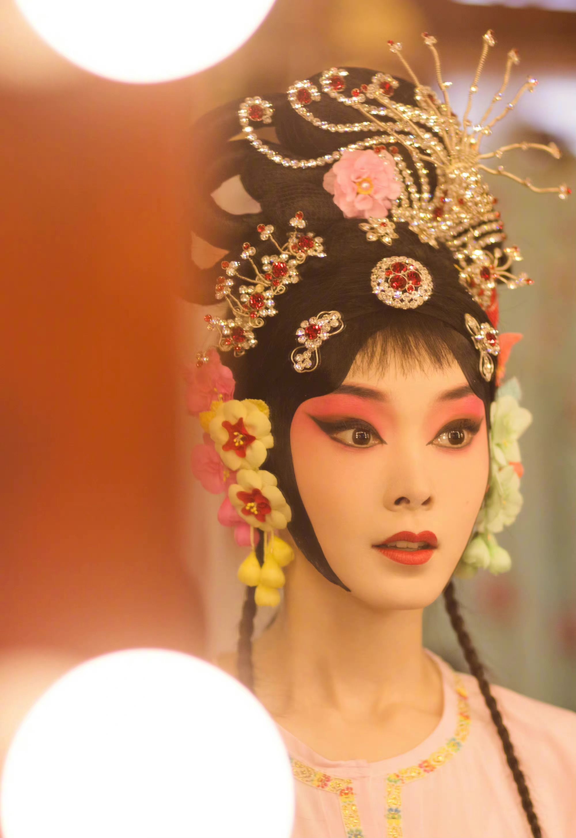 三女星最美旦角妆,宋轶娇俏可人,张馨予英姿飒爽,曾黎清丽高雅