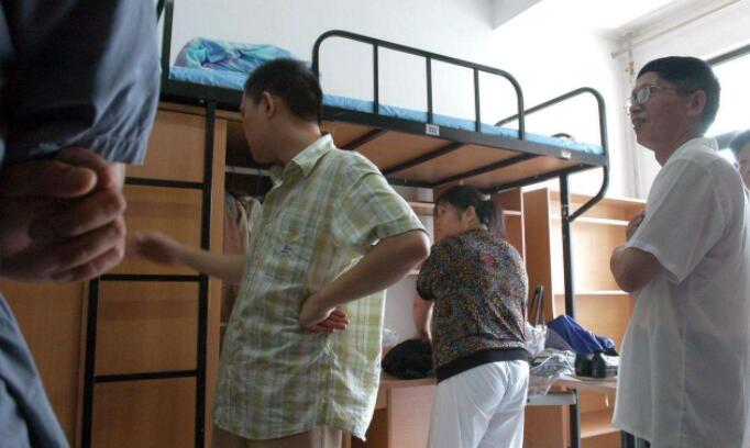 考霸可以有多牛？4次高考，2次清华1次北大，却打烂了一手好牌