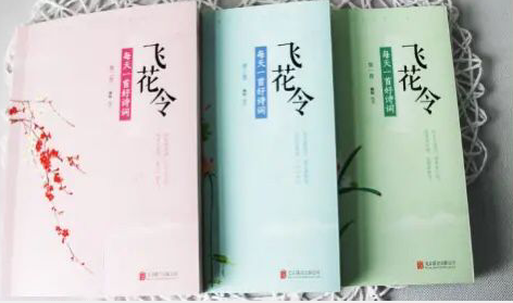 “最美女教授”魅力真大，为听一堂课，学生抢着选课，站着听课