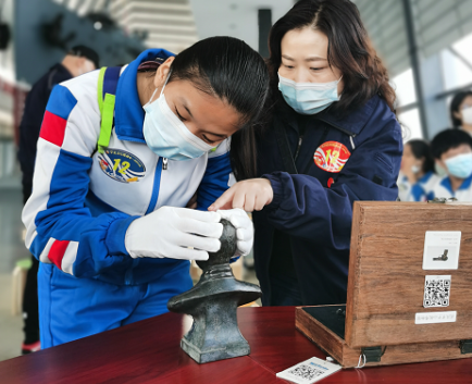 中山舰博物馆内，武汉盲校学生上了一堂生动的党史学习教育课