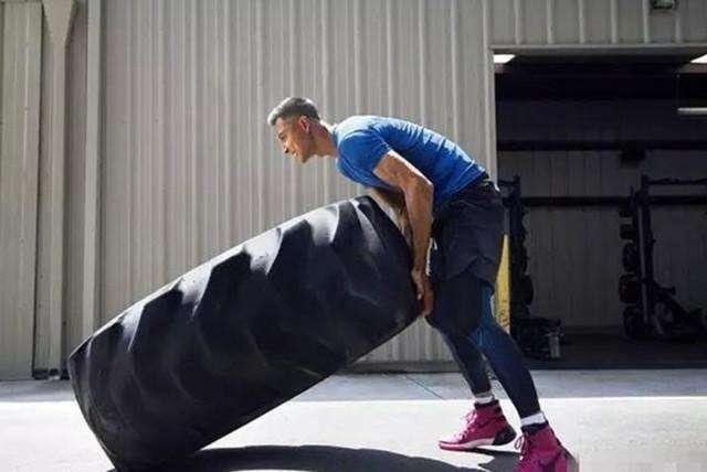 詹姆斯周琦轮胎(詹姆斯,易建联和周琦推轮胎照对比,都是nba球员差距