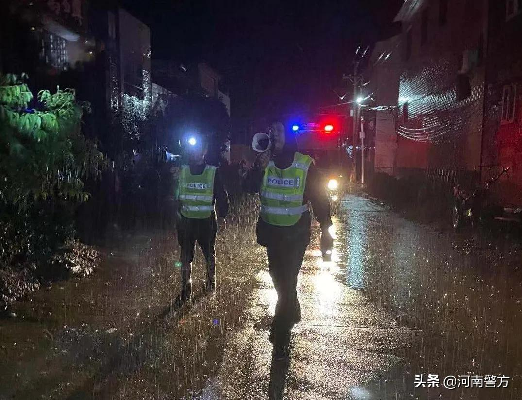 暴雨中的河南公安力量丨用忠诚筑起湛蓝堤坝——致敬奋战在抗洪救灾一线的勇士们