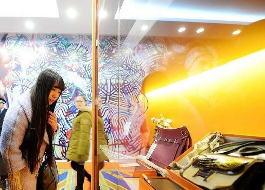 女大学生“怀孕”现象频发，大三学姐说出缘由，学生别不当回事