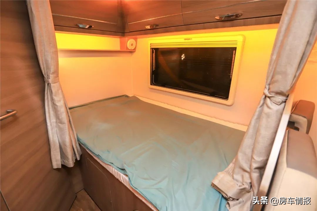新发布的两款依维柯房车，预计40多万，4座6座两布局你更喜欢谁？