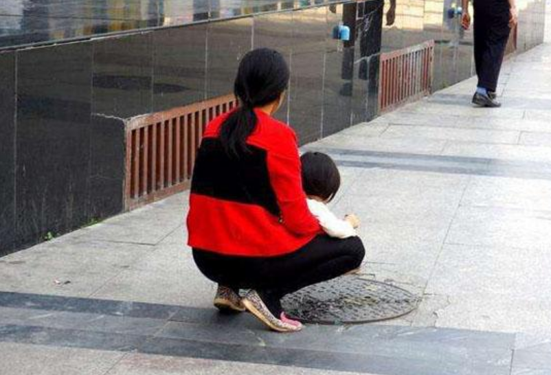 "新型把尿"正在流行,却伤孩子排尿系统,很多家长却浑然不知