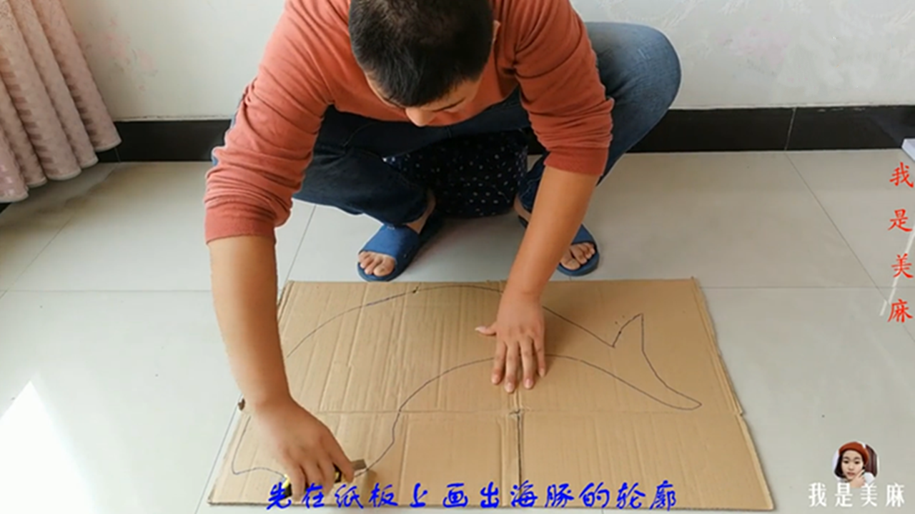 爸爸用纸箱为宝宝做个摇摇马，很像可爱的海豚，比游乐场的还好玩
