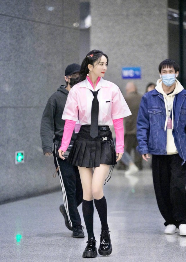 大腿粗怎么办？3个穿衣技巧+3条裤子，轻松显瘦