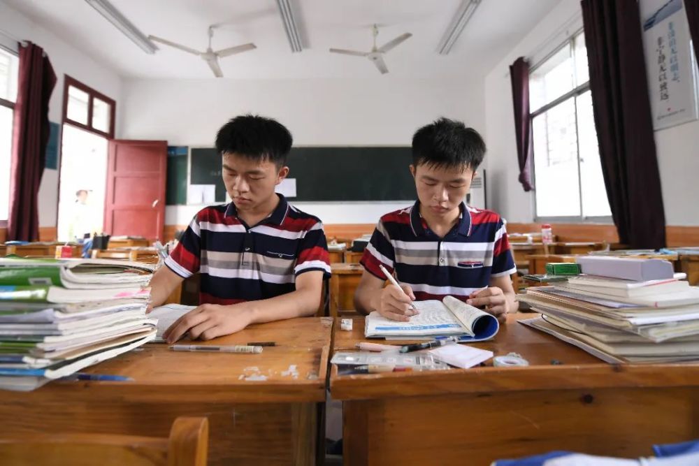 寒门出贵子，农村双胞胎考上清华北大，高考分数仅2分之差