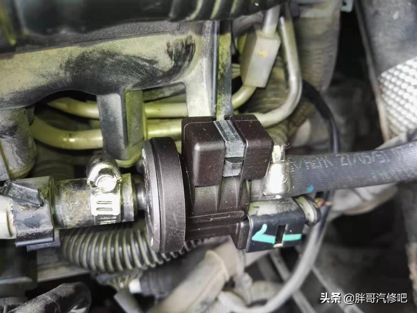 奥迪发动机漏油，刹车真空泵维修，热车启动困难更换碳罐电磁阀