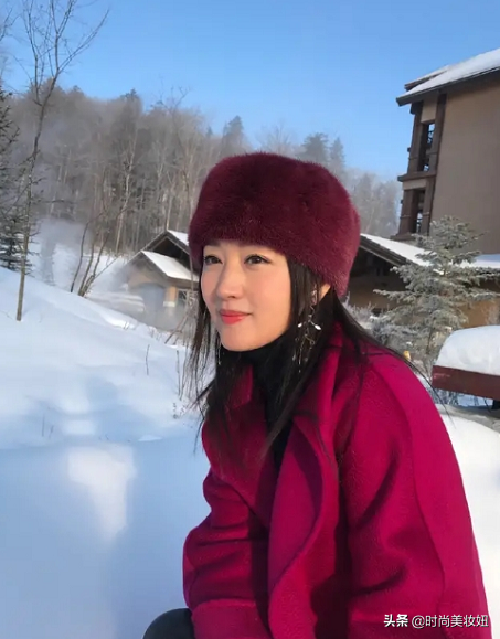 杨钰莹度假真会穿，火龙果红大衣配酒红雷锋帽，意外时髦显气质