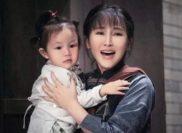 46岁岳丽娜晒照,年轻漂亮不似三胎母亲,被丈夫隔空表白很甜蜜