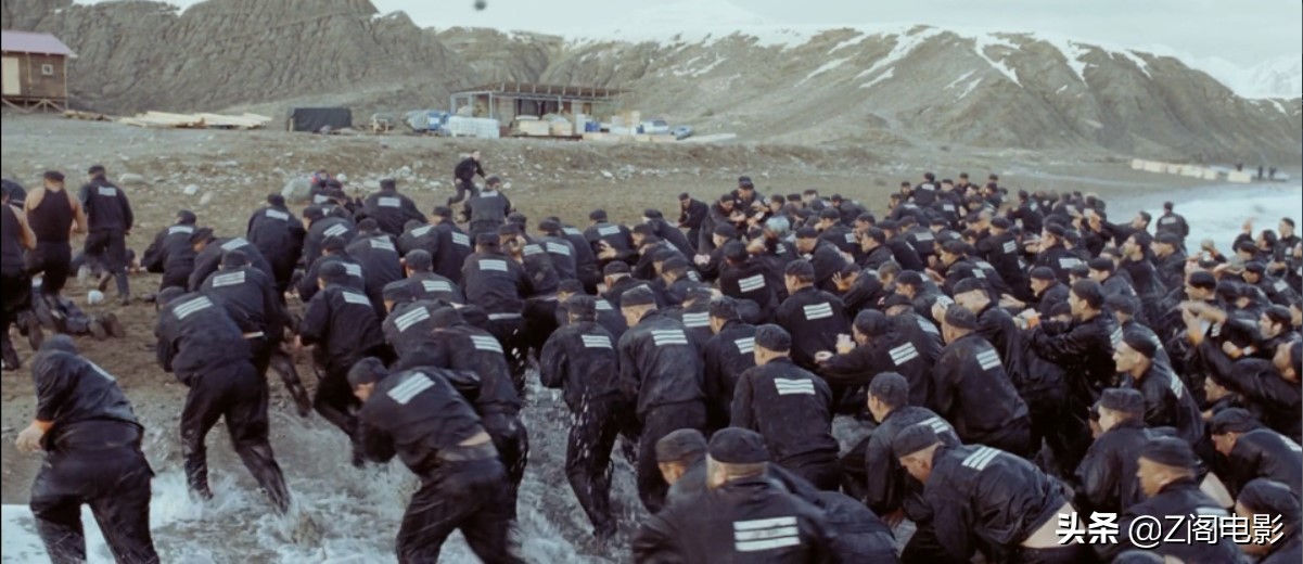 俄罗斯冷门讽刺电影，200名囚徒被流放荒岛求生，导演真敢拍