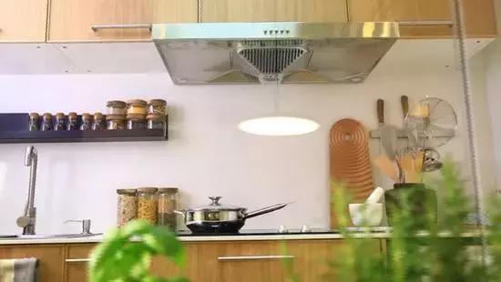 公婆、亲妈、夫妻俩住同一家，纸板隔成3间房，窄小难转身，隐私成谜
