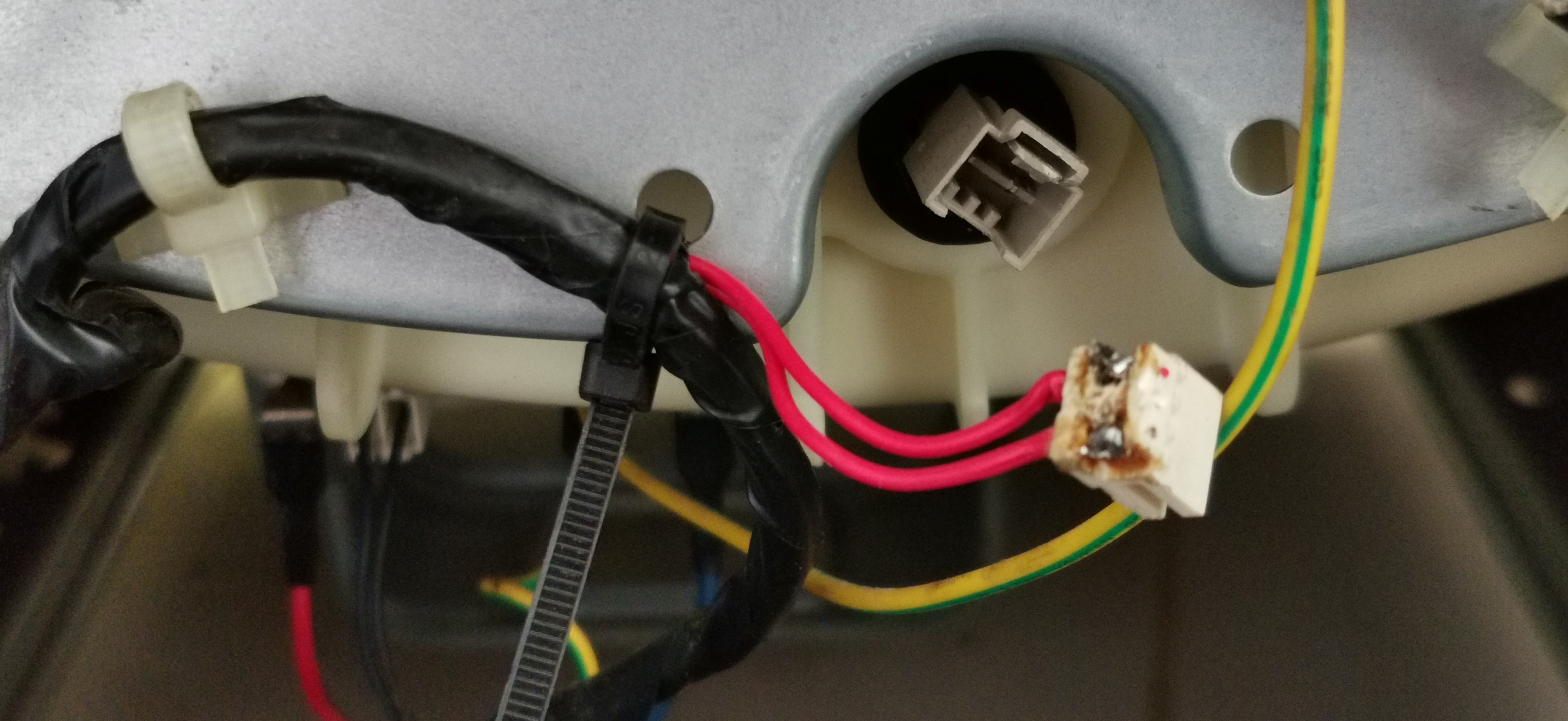 海尔滚筒洗衣机F9报警不工作故障，找准方向轻松维修