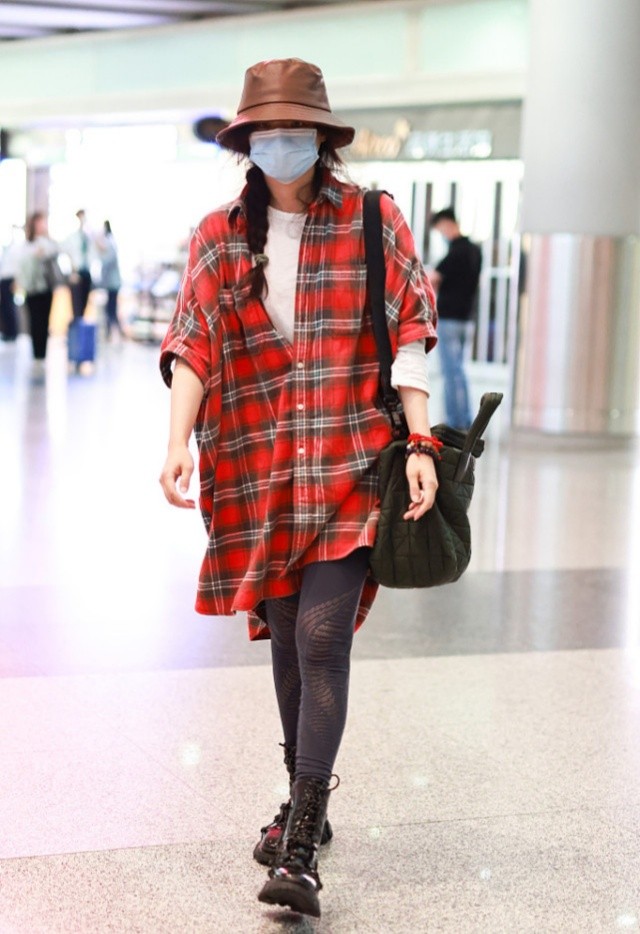 舒淇机场私服好随意,宽松格子衬衫配马丁靴,上演现实版牛仔很忙