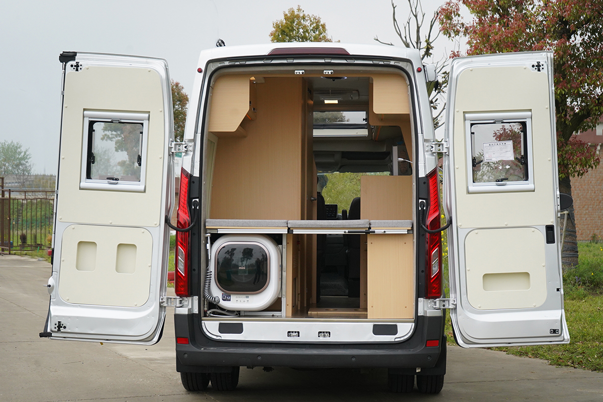 卫航新款大通v90 b型房车,从副驾上车,听说2人出行都选它