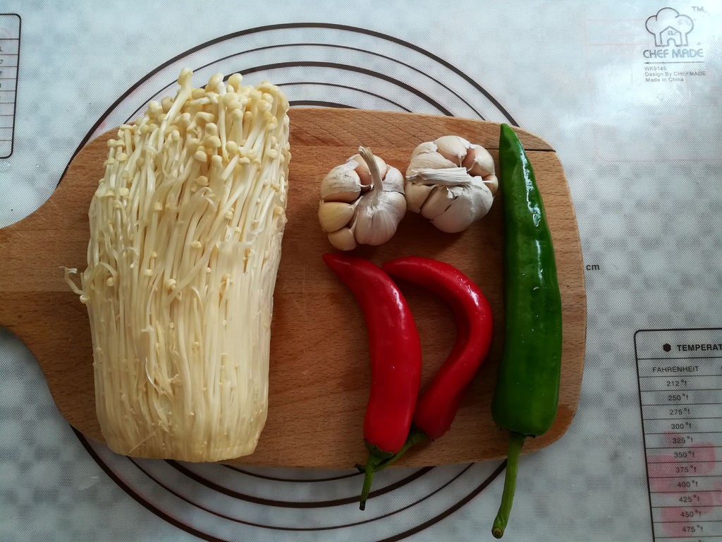 烤金针菇烤箱怎么做（烤箱版蒜蓉金针菇的做法分享）