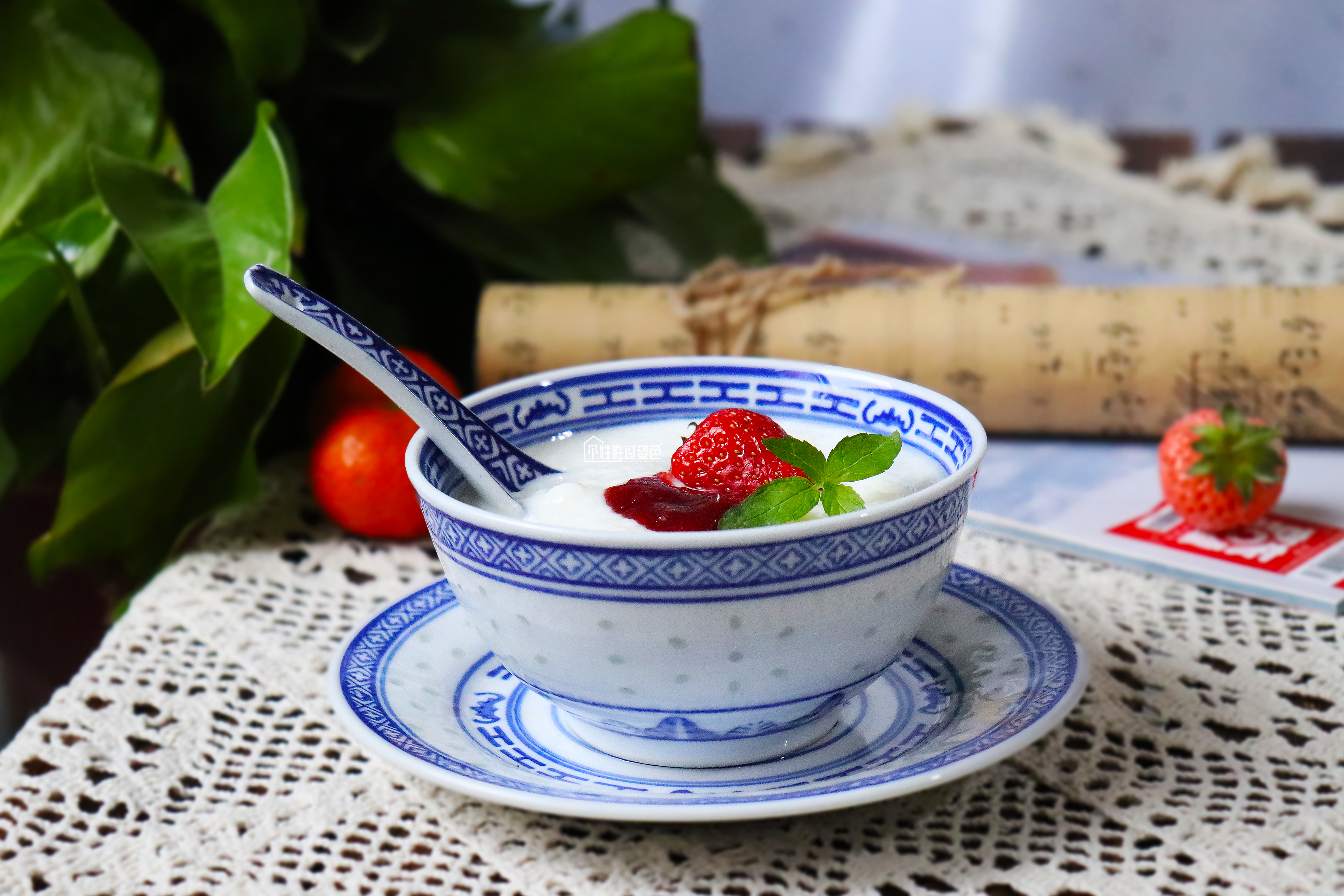 等牛奶温度降到40度左右(没有温度计就用手摸摸碗,跟手的温度差不多或