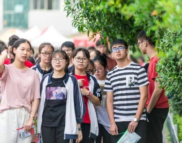 录取通知书里的一张纸，填好有望得几千块，家境一般的学生别错过