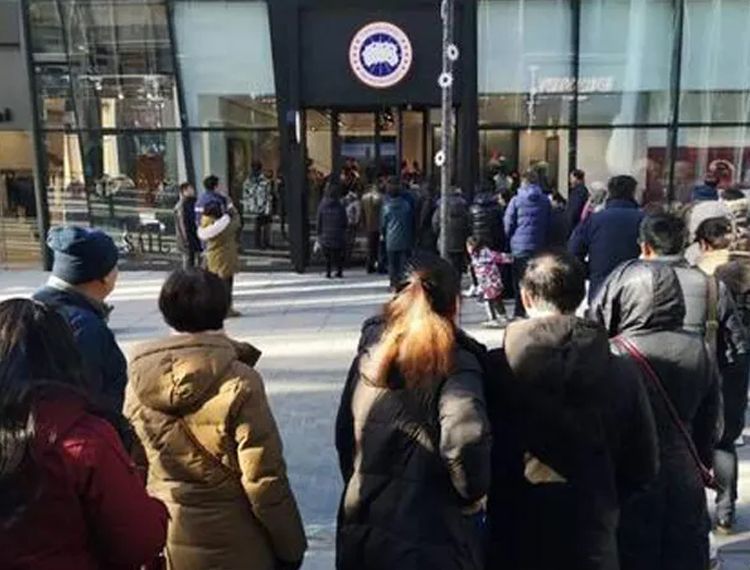 将羽绒服当奢侈品运营？加拿大鹅和盟可睐，是智商税还是“真香”