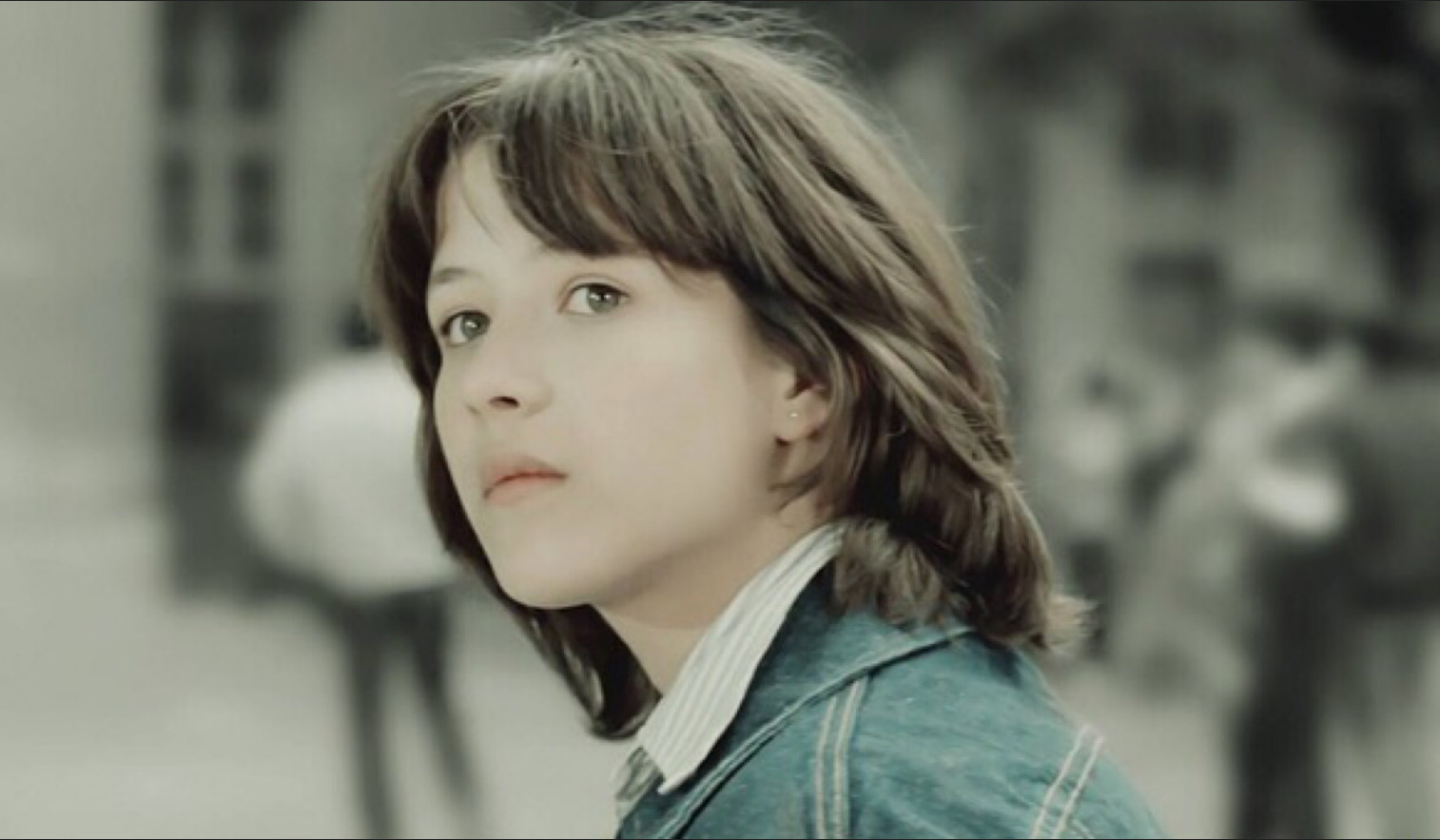 苏菲玛索是童星出道,在14岁的时候就出演了第一部电影《初吻》,并且在
