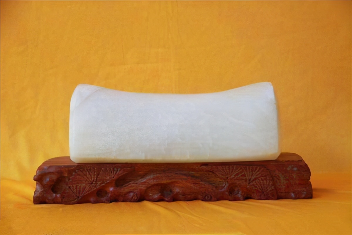 要说这个玉枕那,那一般人想睡也没有,穷人能有一个棉花枕头那就谢天谢