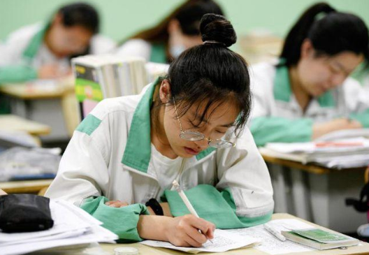 高考正值夏季，天气炎热监考老师却不允许开窗，资深教师这样解释