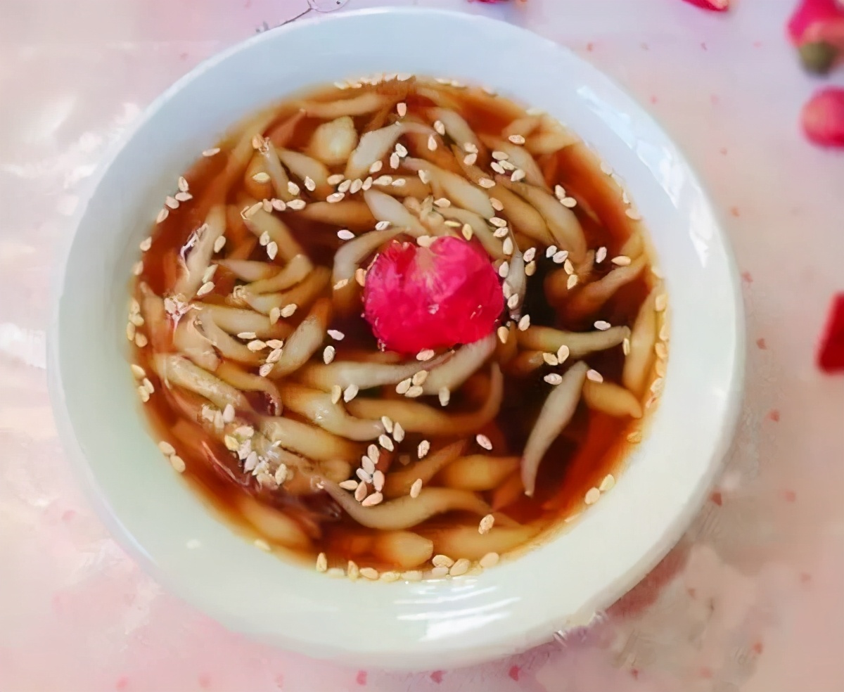 米凉虾是云南风味小吃.用大米制浆煮熟,用漏勺漏入凉水盆中而成.