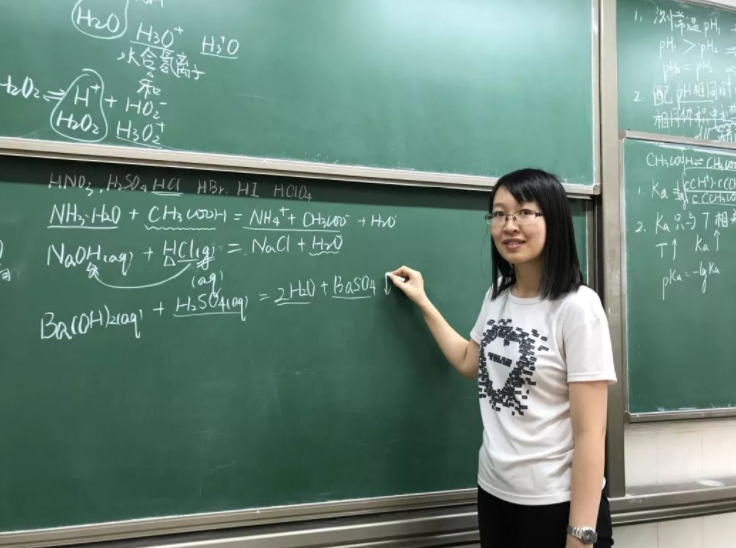 女教师因怀孕坐着上课，遭校长点名批评，如此规定被质疑不近人情