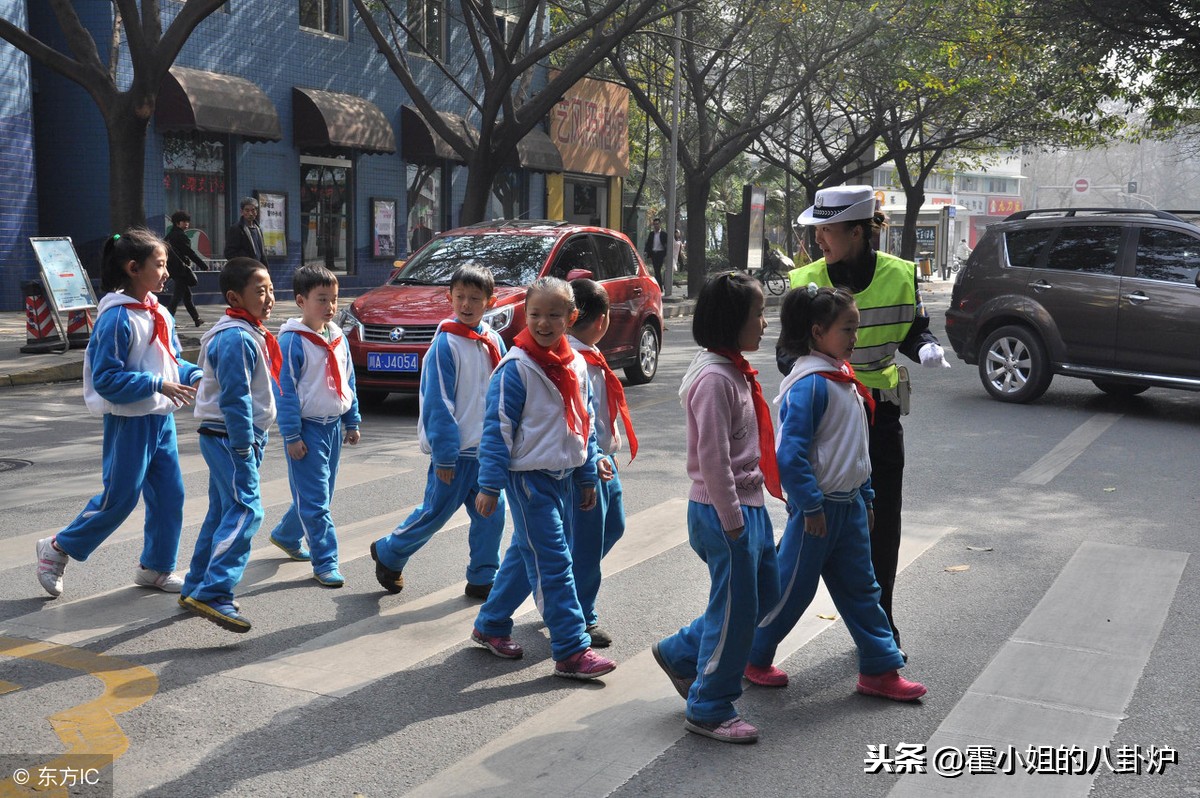 校门口的交通安全不容忽视，建昌二小的车祸悲剧不能重演