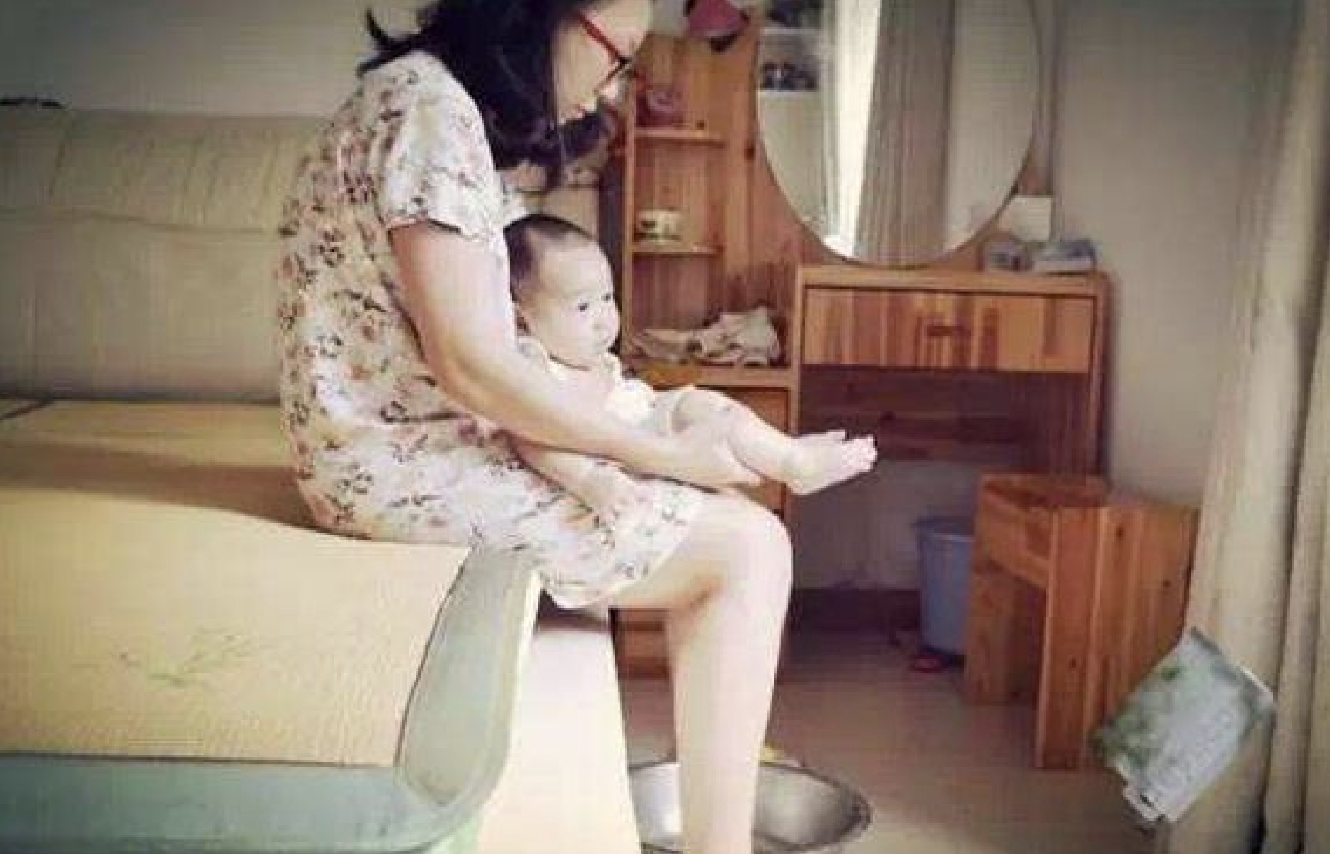 保姆带孩子月瘦15斤，宝妈看完监控后，不指责反而塞钱表示感谢