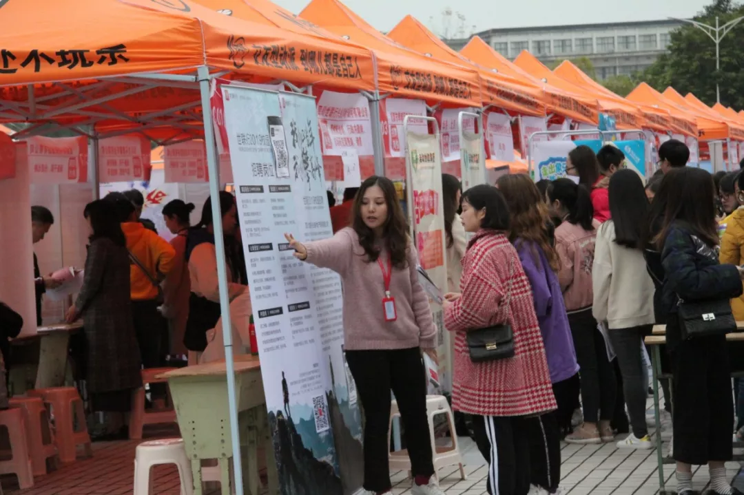 诞生于千年绸都，还是省级示范高校，这所大学占地1400余亩