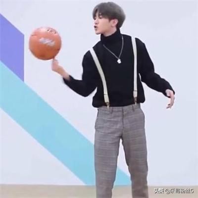 蔡徐坤打篮球传球沙雕表情包