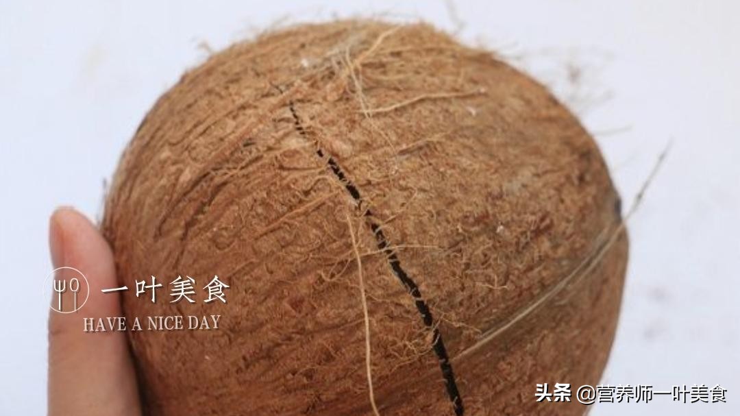 轻松取椰肉，煲广东椰子鸡汤，鲜甜滋润、不上火，一家老小都能喝