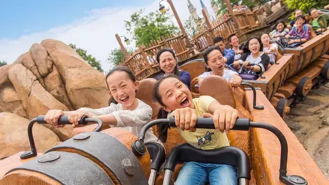 每个娃都爱的上海迪士尼,价值1097元的家庭票都给你买好啦!速领