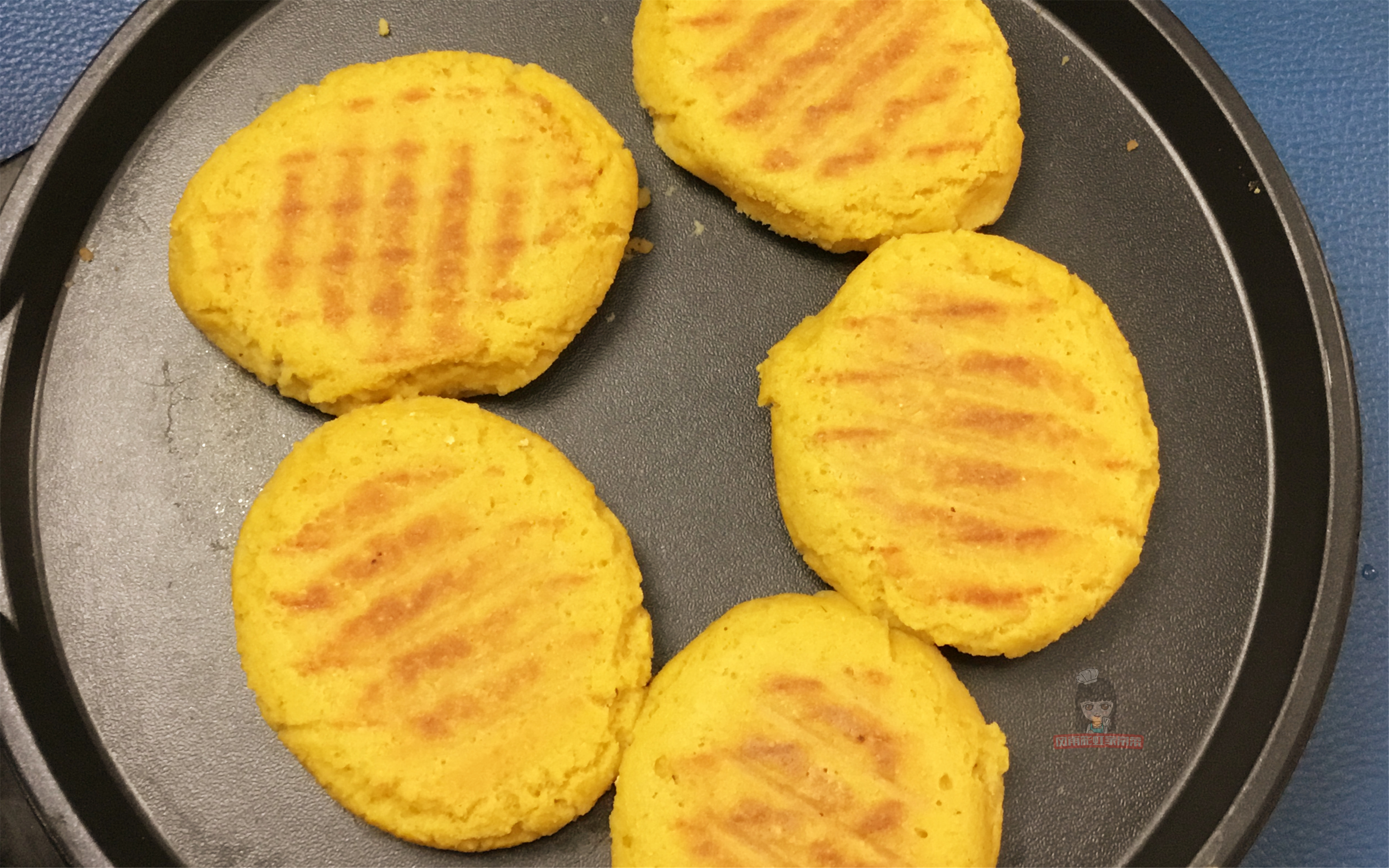 玉米面饼子怎么做（教你做外壳焦脆的正宗玉米面贴饼子）