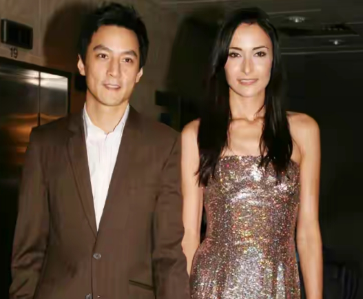 吴彦祖一家四口路边摊吃饭，毫无明星架子，合照被吐槽长相太普通