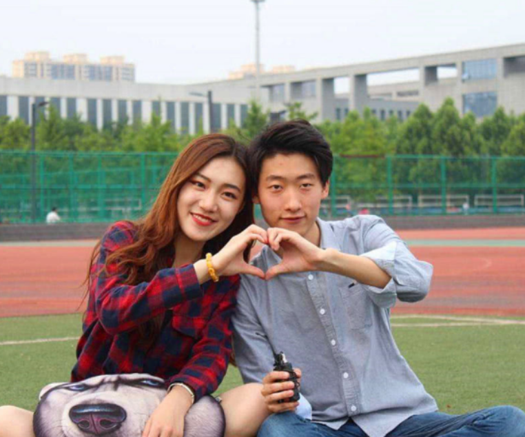 大学生儿子带女友回家，晚上同居引母亲不满：肯定不是好女孩