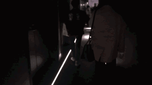 海底捞画风突变：满场撩妹机器人，配人造星空堪称年度最佳打卡地