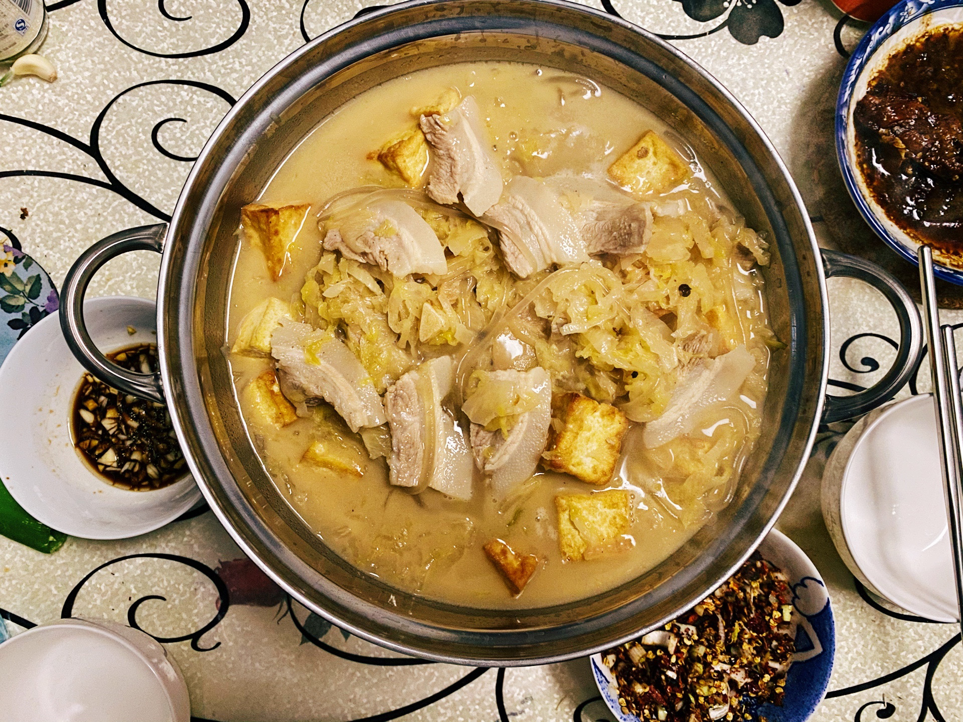 东北风味酸菜汆白肉正宗做法，酸爽开胃，肥而不腻，家常必备暖身菜