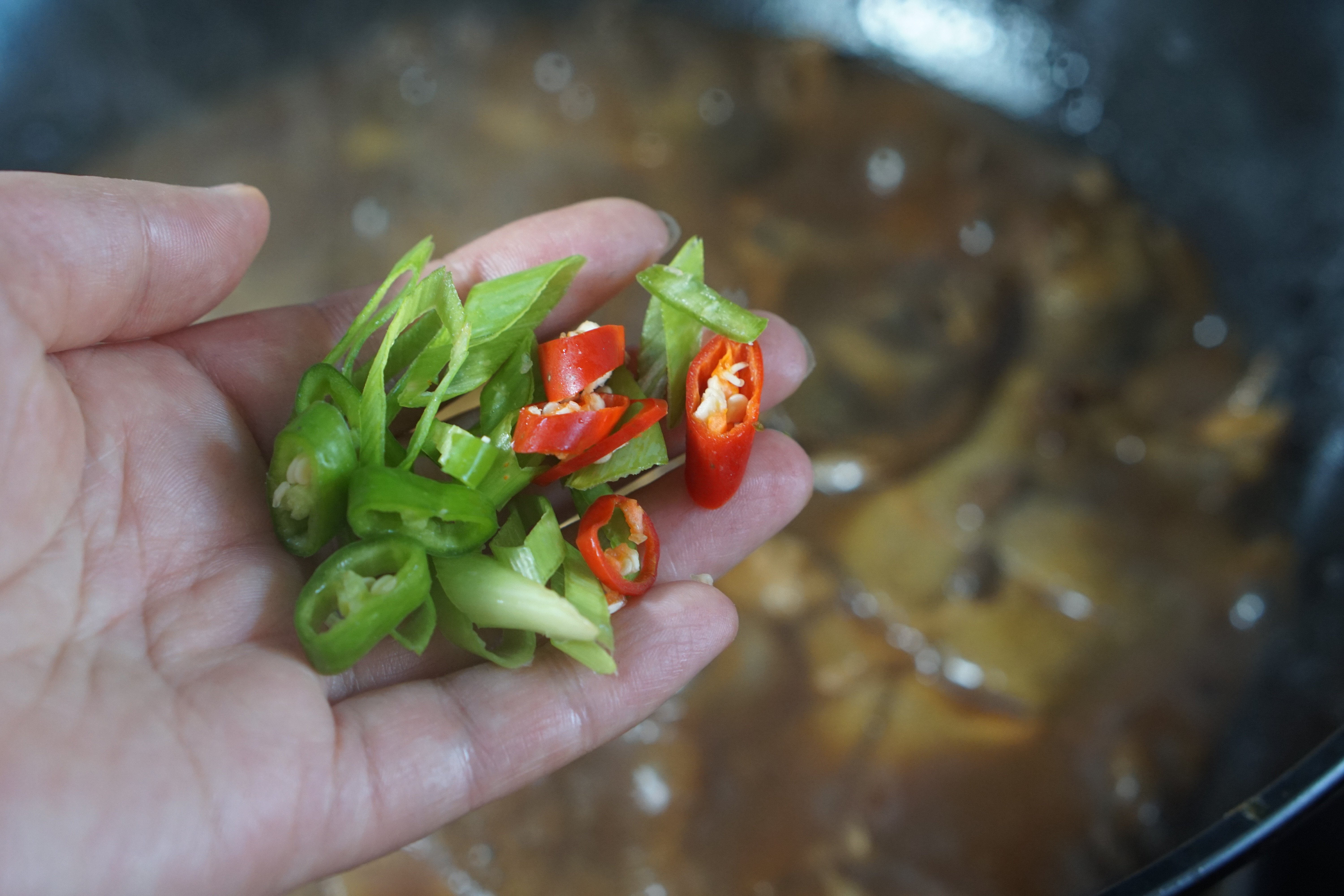 天熱了,膠東人最愛吃這魚,燜一燜,肉質細嫩又入味,香到舔盤子