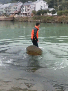 搞笑gif图:小伙子,你这样吃面,容易挨揍