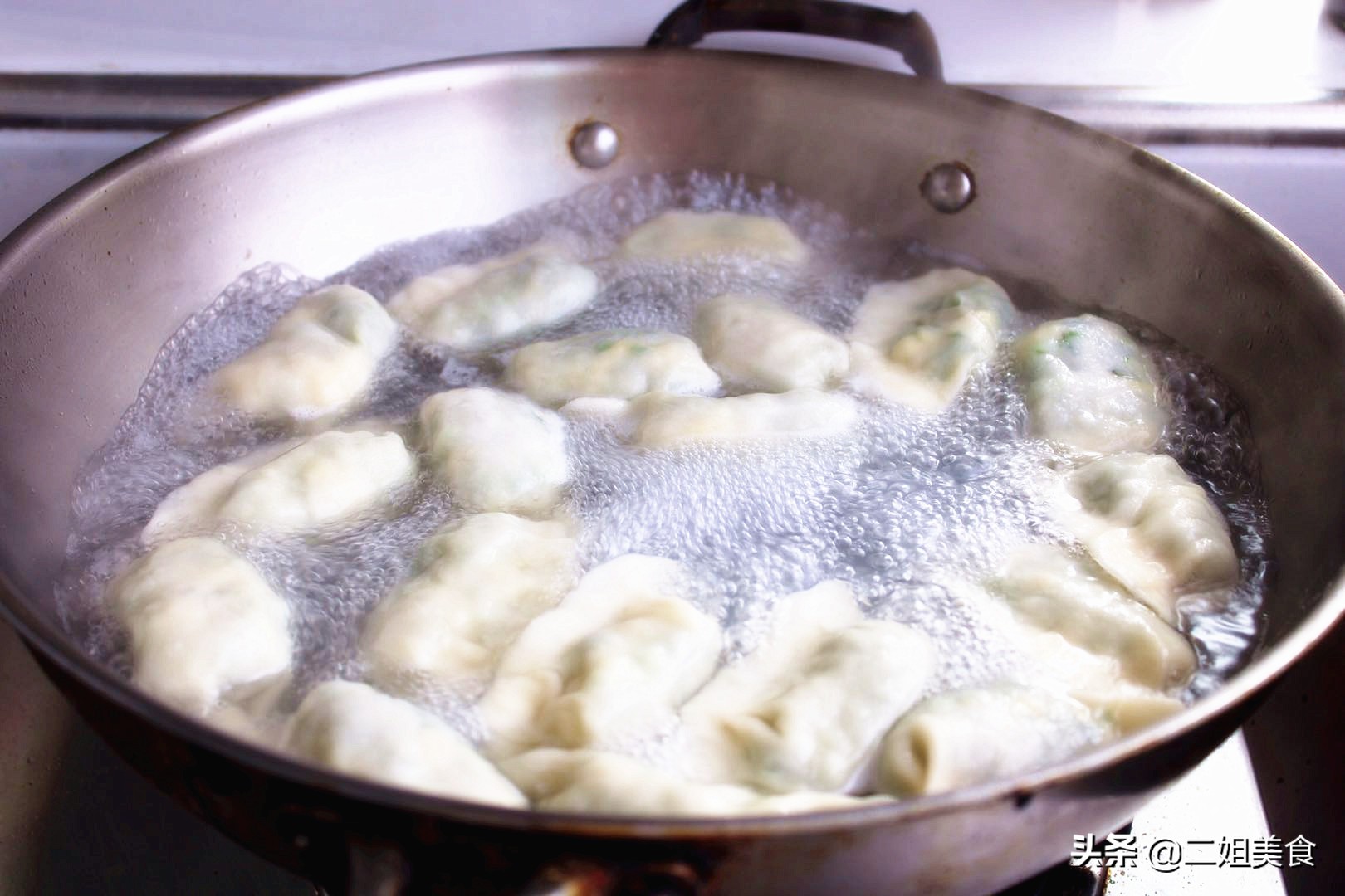 煮冻水饺别直接下锅煮多做3步不破皮不软烂和鲜饺子一样