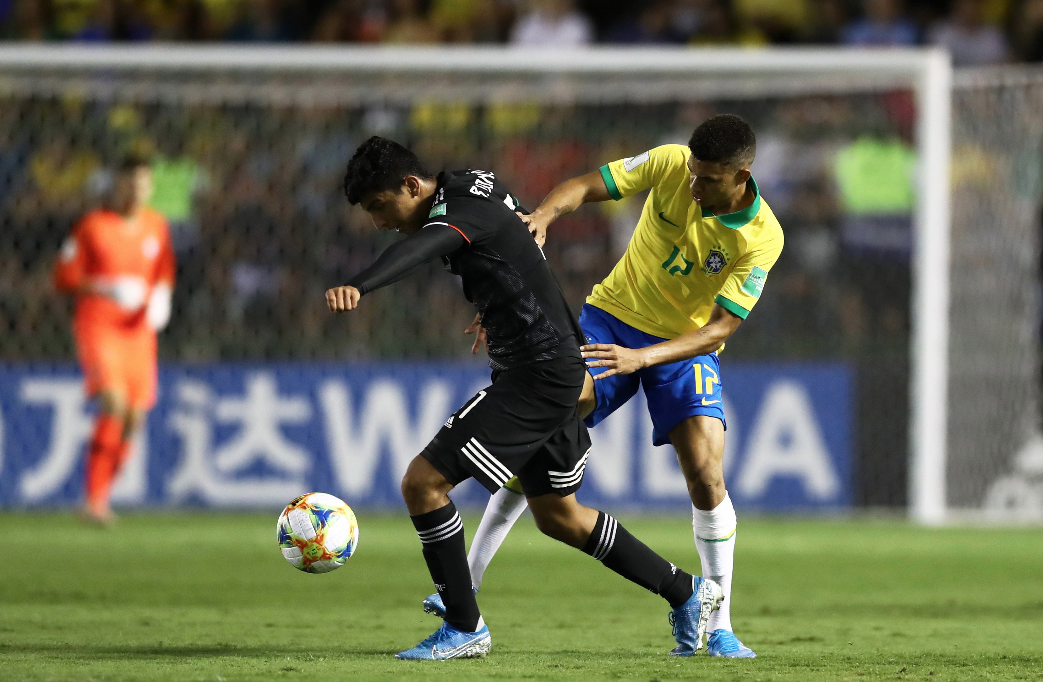 U17世界杯(2-1逆转，第93分钟绝杀夺冠！巴西U17终结16年等待，万人嗨翻)