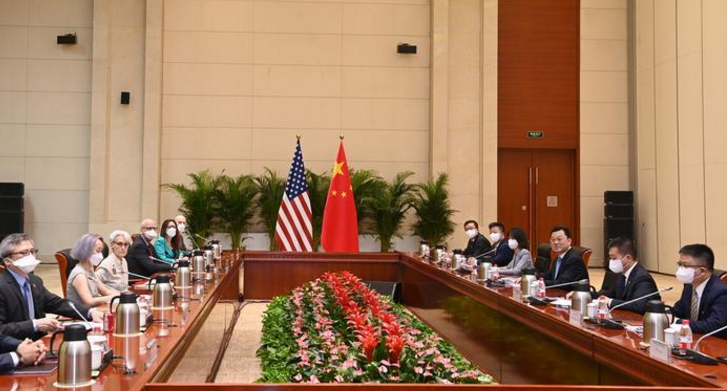 美国扛不住了？通胀危机暴露向中国求助，中国只丢出一份清单