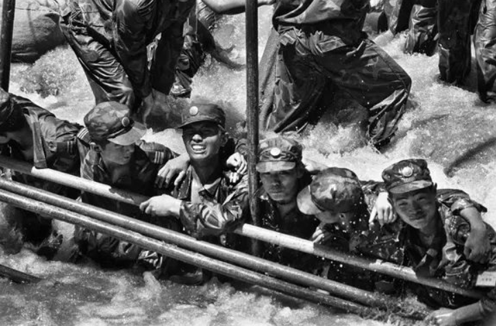1998年大洪水，乡亲们跪地哭喊：求你们别跳了，房子我们不要了