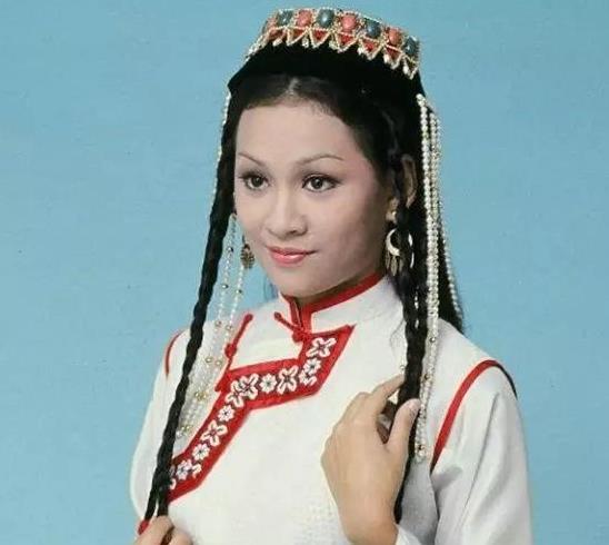 “周润发前妻”余安安，曾替夫还债谈小22岁男友，今吃止痛药捞金