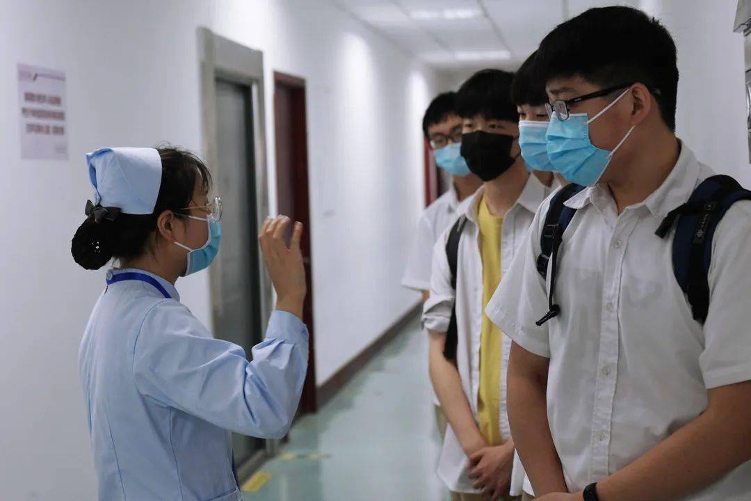 多省公布22年高考体检时间，据说要脱光衣服转圈？听听网友怎么说