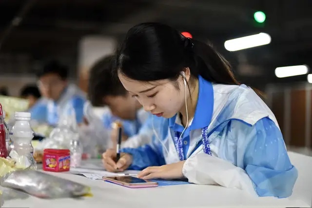 多地民办学校大幅涨价，每期学费高达4万元，家长难以承担